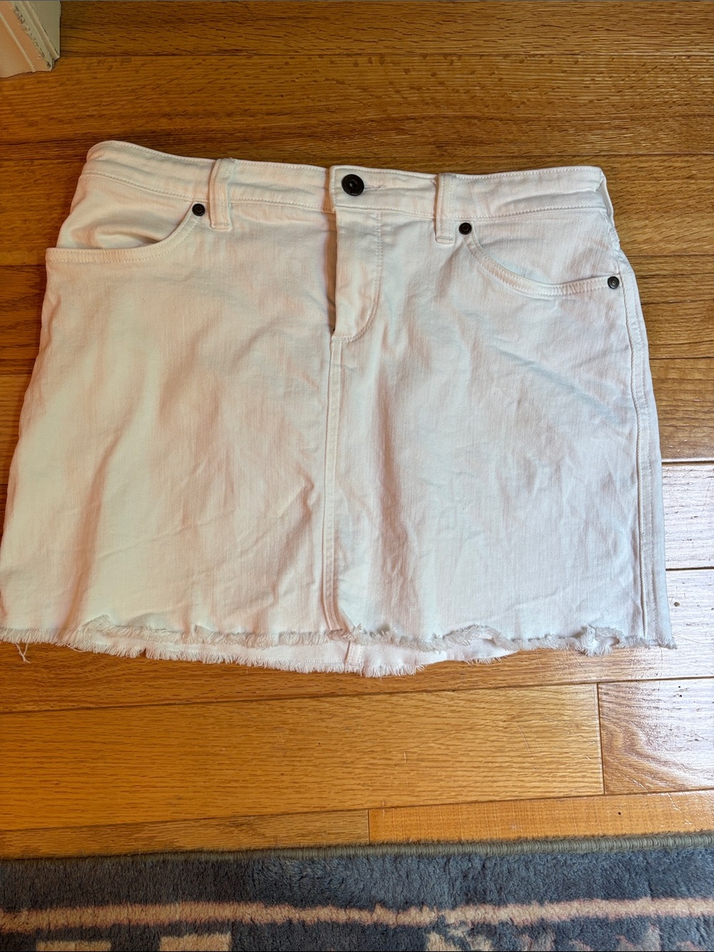 Carve Designs White Denim 15”Skirt with Raw Hem - Women size 6